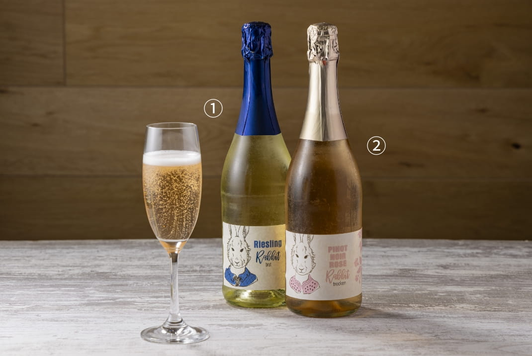 ウサギ柄のエチケットがテーブルに華を添える