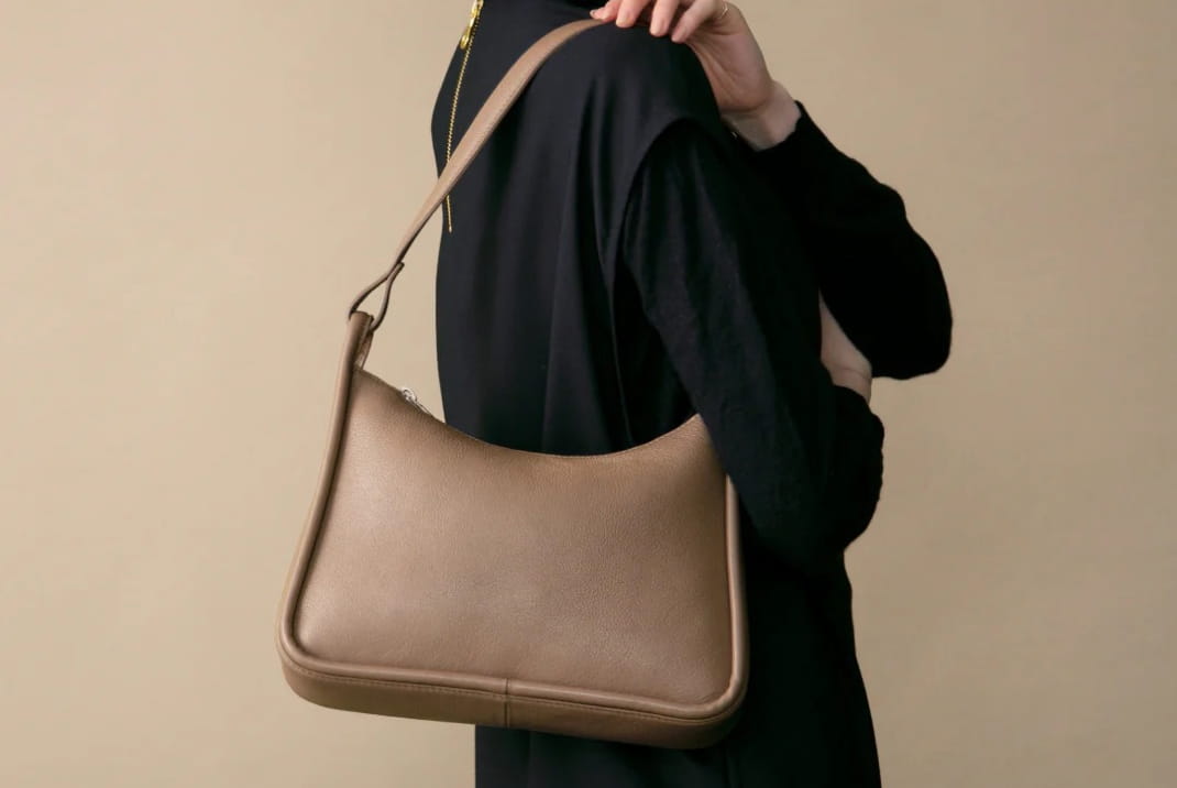 すっきりと体に馴染む2wayハンドバッグ