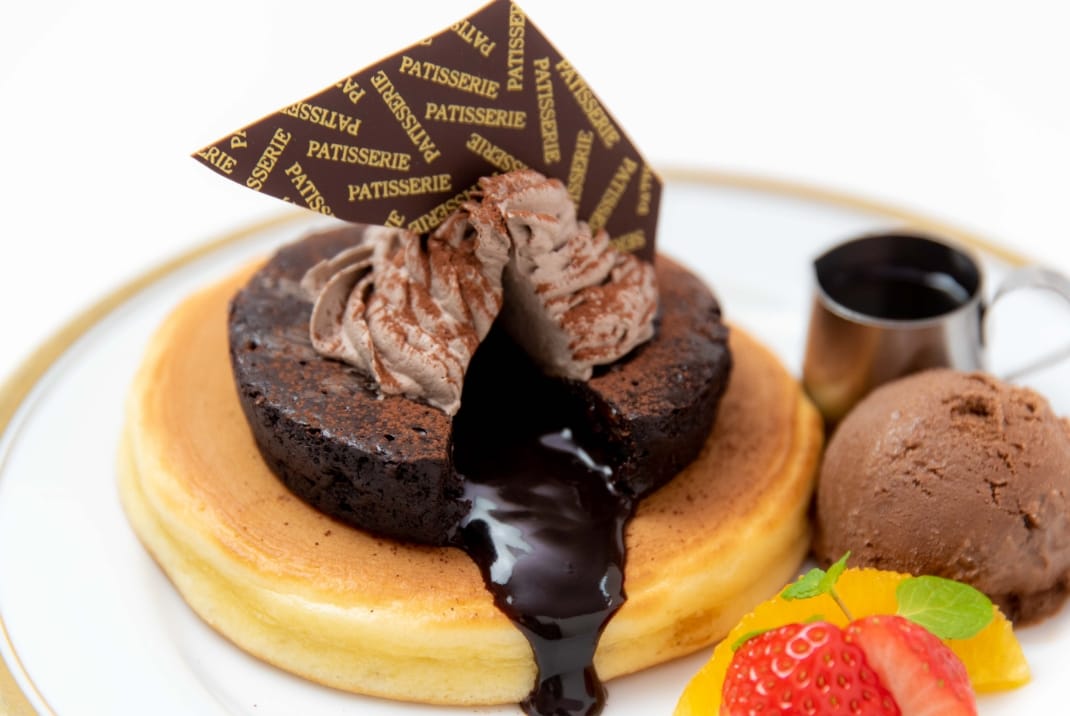 フォンダンショコラ×ホットケーキの贅沢な一皿