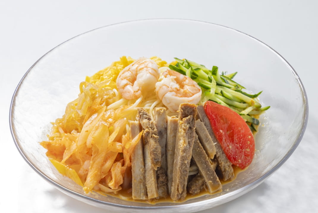 ピーナッツバターたれで食べるグラホの冷麺